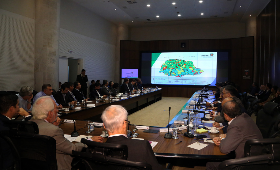 Reunião do secretariado coordenada pelo vice-governador Darci Piana. O secretário de Saúde, Beto Preto, esclareceu na reunião que o Paraná não vive momento de surto ou epidemia de qualquer doença, mas que é preciso reforçar a vacinação nas áreas de risco contra febre amarela, principalmente na região do Litoral.  Curitiba,  12/03/2019  -  Foto: Gilson Abreu/ANPr