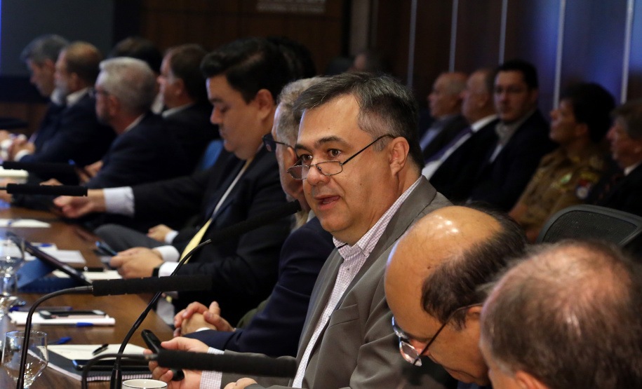 Reunião do secretariado coordenada pelo vice-governador Darci Piana. O secretário de Saúde, Beto Preto, esclareceu na reunião que o Paraná não vive momento de surto ou epidemia de qualquer doença, mas que é preciso reforçar a vacinação nas áreas de risco contra febre amarela, principalmente na região do Litoral.  Curitiba,  12/03/2019  -  Foto: Gilson Abreu/ANPr