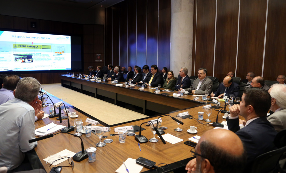 Reunião do secretariado coordenada pelo vice-governador Darci Piana. O secretário de Saúde, Beto Preto, esclareceu na reunião que o Paraná não vive momento de surto ou epidemia de qualquer doença, mas que é preciso reforçar a vacinação nas áreas de risco contra febre amarela, principalmente na região do Litoral.  Curitiba,  12/03/2019  -  Foto: Gilson Abreu/ANPr