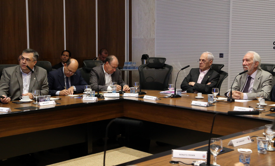 Reunião do secretariado coordenada pelo vice-governador Darci Piana. O secretário de Saúde, Beto Preto, esclareceu na reunião que o Paraná não vive momento de surto ou epidemia de qualquer doença, mas que é preciso reforçar a vacinação nas áreas de risco contra febre amarela, principalmente na região do Litoral.  Curitiba,  12/03/2019  -  Foto: Gilson Abreu/ANPr