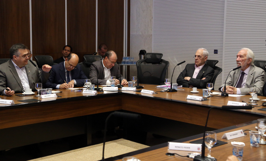 Reunião do secretariado coordenada pelo vice-governador Darci Piana. O secretário de Saúde, Beto Preto, esclareceu na reunião que o Paraná não vive momento de surto ou epidemia de qualquer doença, mas que é preciso reforçar a vacinação nas áreas de risco contra febre amarela, principalmente na região do Litoral.  Curitiba,  12/03/2019  -  Foto: Gilson Abreu/ANPr