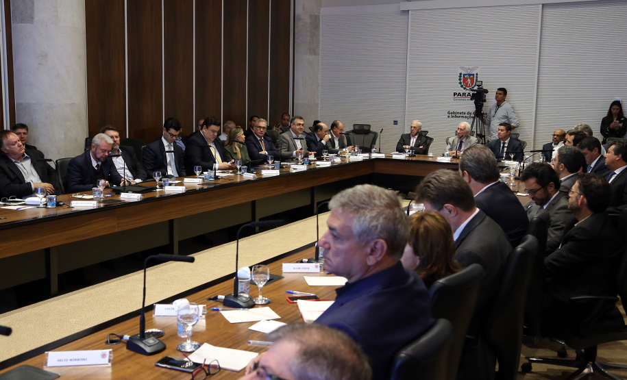 O agronegócio paranaense representa 33% do PIB do Estado, emprega 840 mil pessoas e é responsável por 70% das exportações, algo em torno de US$ 14 bilhões por ano, segundo apresentação feita pelo secretário da Agricultura e Abastecimento, Norberto Ortigara, na reunião de secretariado desta terça-feira (12).  -  Curitiba, 12/03/2019  -  Foto: Gilson Abreu/ANPr