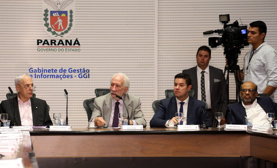 O agronegócio paranaense representa 33% do PIB do Estado, emprega 840 mil pessoas e é responsável por 70% das exportações, algo em torno de US$ 14 bilhões por ano, segundo apresentação feita pelo secretário da Agricultura e Abastecimento, Norberto Ortigara, na reunião de secretariado desta terça-feira (12).  -  Curitiba, 12/03/2019  -  Foto: Gilson Abreu/ANPr