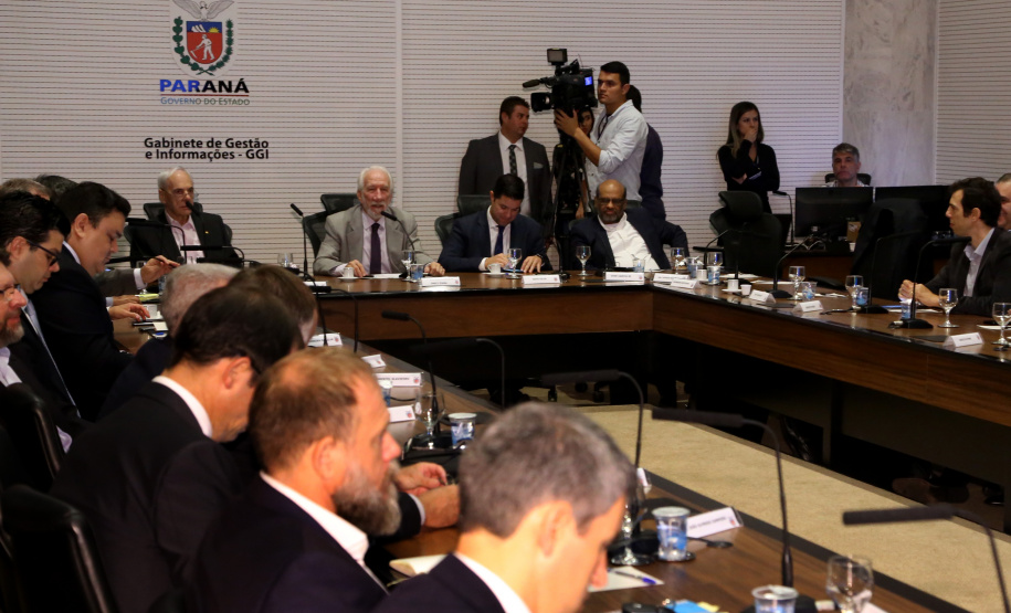 O agronegócio paranaense representa 33% do PIB do Estado, emprega 840 mil pessoas e é responsável por 70% das exportações, algo em torno de US$ 14 bilhões por ano, segundo apresentação feita pelo secretário da Agricultura e Abastecimento, Norberto Ortigara, na reunião de secretariado desta terça-feira (12).  -  Curitiba, 12/03/2019  -  Foto: Gilson Abreu/ANPr