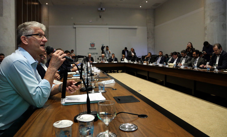 O agronegócio paranaense representa 33% do PIB do Estado, emprega 840 mil pessoas e é responsável por 70% das exportações, algo em torno de US$ 14 bilhões por ano, segundo apresentação feita pelo secretário da Agricultura e Abastecimento, Norberto Ortigara, na reunião de secretariado desta terça-feira (12).  -  Curitiba, 12/03/2019  -  Foto: Gilson Abreu/ANPr