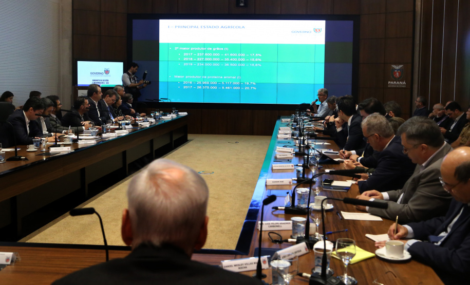 O agronegócio paranaense representa 33% do PIB do Estado, emprega 840 mil pessoas e é responsável por 70% das exportações, algo em torno de US$ 14 bilhões por ano, segundo apresentação feita pelo secretário da Agricultura e Abastecimento, Norberto Ortigara, na reunião de secretariado desta terça-feira (12).  -  Curitiba, 12/03/2019  -  Foto: Gilson Abreu/ANPr