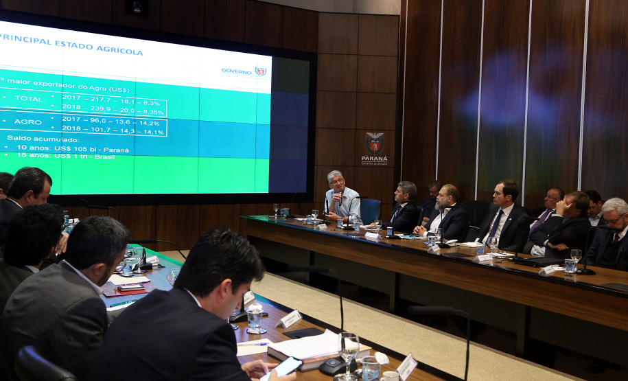O agronegócio paranaense representa 33% do PIB do Estado, emprega 840 mil pessoas e é responsável por 70% das exportações, algo em torno de US$ 14 bilhões por ano, segundo apresentação feita pelo secretário da Agricultura e Abastecimento, Norberto Ortigara, na reunião de secretariado desta terça-feira (12).  -  Curitiba, 12/03/2019  -  Foto: Gilson Abreu/ANPr