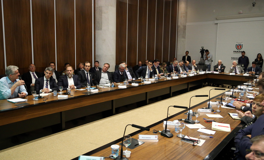 O agronegócio paranaense representa 33% do PIB do Estado, emprega 840 mil pessoas e é responsável por 70% das exportações, algo em torno de US$ 14 bilhões por ano, segundo apresentação feita pelo secretário da Agricultura e Abastecimento, Norberto Ortigara, na reunião de secretariado desta terça-feira (12).  -  Curitiba, 12/03/2019  -  Foto: Gilson Abreu/ANPr