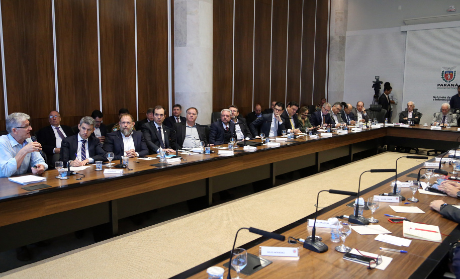 O agronegócio paranaense representa 33% do PIB do Estado, emprega 840 mil pessoas e é responsável por 70% das exportações, algo em torno de US$ 14 bilhões por ano, segundo apresentação feita pelo secretário da Agricultura e Abastecimento, Norberto Ortigara, na reunião de secretariado desta terça-feira (12).  -  Curitiba, 12/03/2019  -  Foto: Gilson Abreu/ANPr