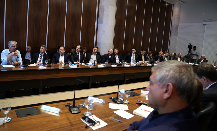 O agronegócio paranaense representa 33% do PIB do Estado, emprega 840 mil pessoas e é responsável por 70% das exportações, algo em torno de US$ 14 bilhões por ano, segundo apresentação feita pelo secretário da Agricultura e Abastecimento, Norberto Ortigara, na reunião de secretariado desta terça-feira (12).  -  Curitiba, 12/03/2019  -  Foto: Gilson Abreu/ANPr