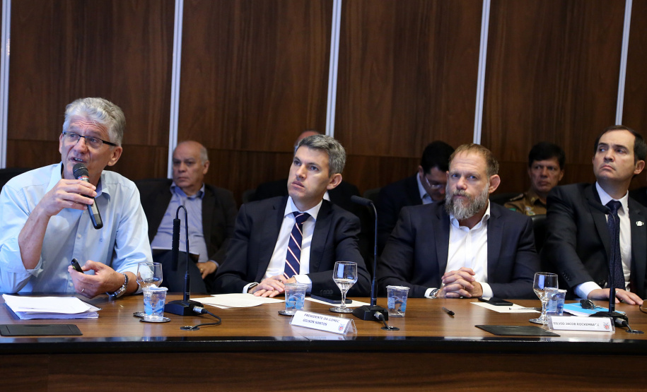 O agronegócio paranaense representa 33% do PIB do Estado, emprega 840 mil pessoas e é responsável por 70% das exportações, algo em torno de US$ 14 bilhões por ano, segundo apresentação feita pelo secretário da Agricultura e Abastecimento, Norberto Ortigara, na reunião de secretariado desta terça-feira (12).  -  Curitiba, 12/03/2019  -  Foto: Gilson Abreu/ANPr