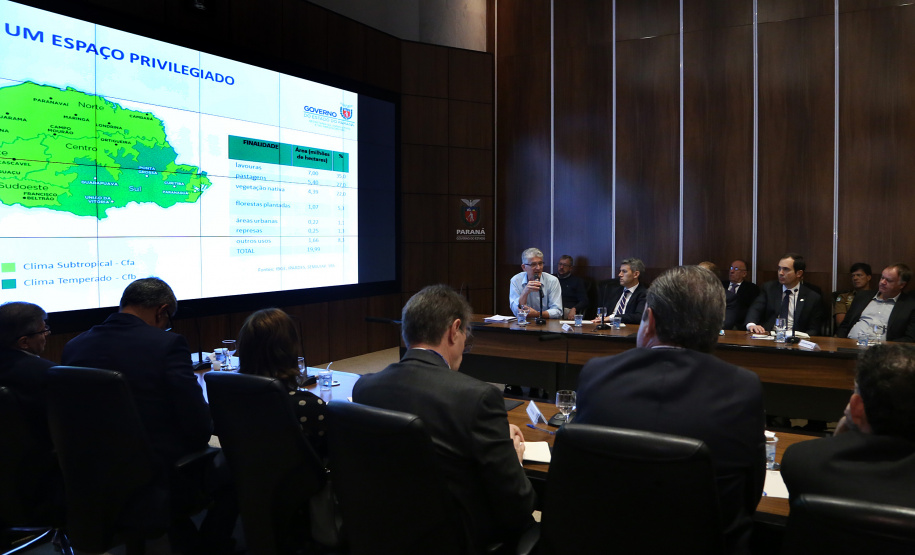 O agronegócio paranaense representa 33% do PIB do Estado, emprega 840 mil pessoas e é responsável por 70% das exportações, algo em torno de US$ 14 bilhões por ano, segundo apresentação feita pelo secretário da Agricultura e Abastecimento, Norberto Ortigara, na reunião de secretariado desta terça-feira (12).  -  Curitiba, 12/03/2019  -  Foto: Gilson Abreu/ANPr