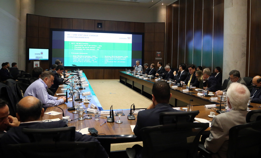 O agronegócio paranaense representa 33% do PIB do Estado, emprega 840 mil pessoas e é responsável por 70% das exportações, algo em torno de US$ 14 bilhões por ano, segundo apresentação feita pelo secretário da Agricultura e Abastecimento, Norberto Ortigara, na reunião de secretariado desta terça-feira (12).  -  Curitiba, 12/03/2019  -  Foto: Gilson Abreu/ANPr