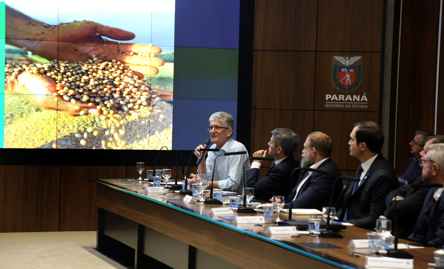 O agronegócio paranaense representa 33% do PIB do Estado, emprega 840 mil pessoas e é responsável por 70% das exportações, algo em torno de US$ 14 bilhões por ano, segundo apresentação feita pelo secretário da Agricultura e Abastecimento, Norberto Ortigara, na reunião de secretariado desta terça-feira (12).  -  Curitiba, 12/03/2019  -  Foto: Gilson Abreu/ANPr