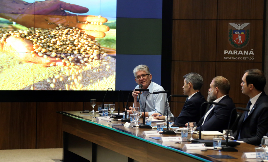 O agronegócio paranaense representa 33% do PIB do Estado, emprega 840 mil pessoas e é responsável por 70% das exportações, algo em torno de US$ 14 bilhões por ano, segundo apresentação feita pelo secretário da Agricultura e Abastecimento, Norberto Ortigara, na reunião de secretariado desta terça-feira (12).  -  Curitiba, 12/03/2019  -  Foto: Gilson Abreu/ANPr