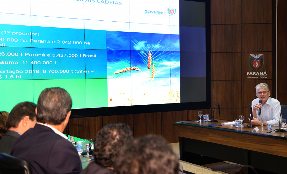 O agronegócio paranaense representa 33% do PIB do Estado, emprega 840 mil pessoas e é responsável por 70% das exportações, algo em torno de US$ 14 bilhões por ano, segundo apresentação feita pelo secretário da Agricultura e Abastecimento, Norberto Ortigara, na reunião de secretariado desta terça-feira (12).  -  Curitiba, 12/03/2019  -  Foto: Gilson Abreu/ANPr