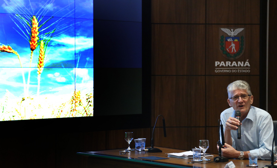O agronegócio paranaense representa 33% do PIB do Estado, emprega 840 mil pessoas e é responsável por 70% das exportações, algo em torno de US$ 14 bilhões por ano, segundo apresentação feita pelo secretário da Agricultura e Abastecimento, Norberto Ortigara, na reunião de secretariado desta terça-feira (12).  -  Curitiba, 12/03/2019  -  Foto: Gilson Abreu/ANPr