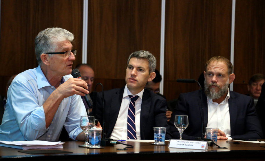 O agronegócio paranaense representa 33% do PIB do Estado, emprega 840 mil pessoas e é responsável por 70% das exportações, algo em torno de US$ 14 bilhões por ano, segundo apresentação feita pelo secretário da Agricultura e Abastecimento, Norberto Ortigara, na reunião de secretariado desta terça-feira (12).  -  Curitiba, 12/03/2019  -  Foto: Gilson Abreu/ANPr