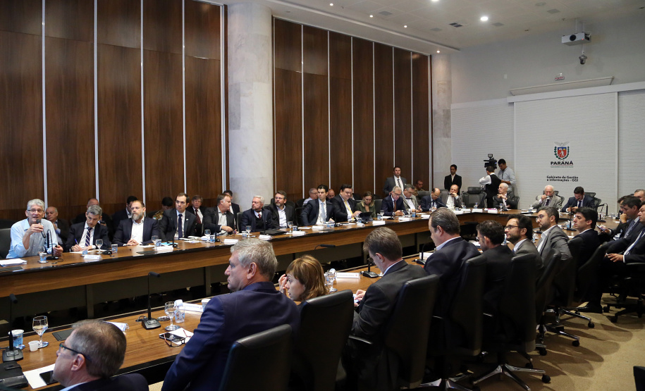 O agronegócio paranaense representa 33% do PIB do Estado, emprega 840 mil pessoas e é responsável por 70% das exportações, algo em torno de US$ 14 bilhões por ano, segundo apresentação feita pelo secretário da Agricultura e Abastecimento, Norberto Ortigara, na reunião de secretariado desta terça-feira (12).  -  Curitiba, 12/03/2019  -  Foto: Gilson Abreu/ANPr