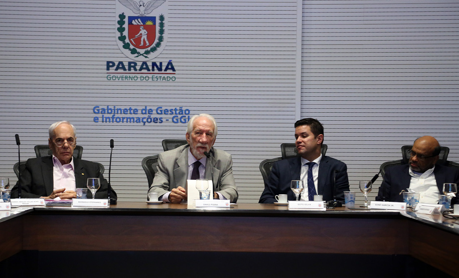 O agronegócio paranaense representa 33% do PIB do Estado, emprega 840 mil pessoas e é responsável por 70% das exportações, algo em torno de US$ 14 bilhões por ano, segundo apresentação feita pelo secretário da Agricultura e Abastecimento, Norberto Ortigara, na reunião de secretariado desta terça-feira (12).  -  Curitiba, 12/03/2019  -  Foto: Gilson Abreu/ANPr