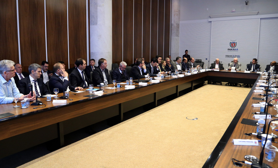 O agronegócio paranaense representa 33% do PIB do Estado, emprega 840 mil pessoas e é responsável por 70% das exportações, algo em torno de US$ 14 bilhões por ano, segundo apresentação feita pelo secretário da Agricultura e Abastecimento, Norberto Ortigara, na reunião de secretariado desta terça-feira (12).  -  Curitiba, 12/03/2019  -  Foto: Gilson Abreu/ANPr