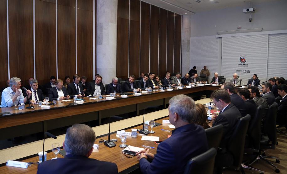 O agronegócio paranaense representa 33% do PIB do Estado, emprega 840 mil pessoas e é responsável por 70% das exportações, algo em torno de US$ 14 bilhões por ano, segundo apresentação feita pelo secretário da Agricultura e Abastecimento, Norberto Ortigara, na reunião de secretariado desta terça-feira (12).  -  Curitiba, 12/03/2019  -  Foto: Gilson Abreu/ANPr