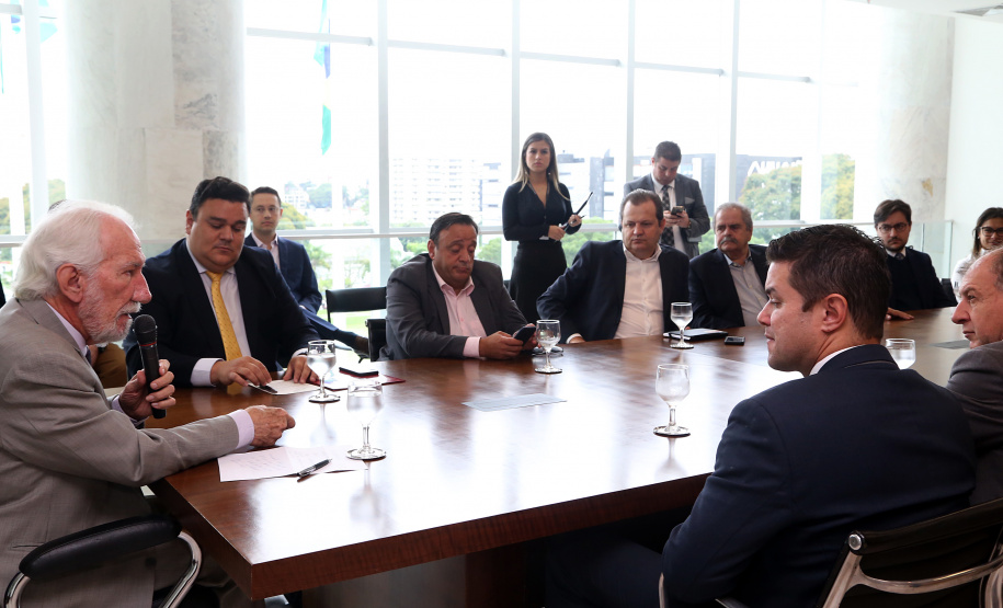 O Governo do Paraná elaborou um projeto de lei que institucionaliza o Programa de Compliance e Integridade na administração pública estadual. A mensagem foi entregue nesta terça-feira (12) ao deputado Hussein Bakri, líder do governo, que encaminhará a proposta na Assembleia Legislativa.  -  Curitiba, 12/03/2019  -  Foto: Gilson Abreu/ANPr