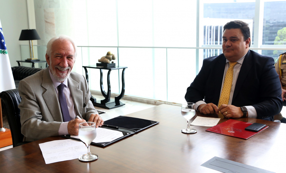 O Governo do Paraná elaborou um projeto de lei que institucionaliza o Programa de Compliance e Integridade na administração pública estadual. A mensagem foi entregue nesta terça-feira (12) ao deputado Hussein Bakri, líder do governo, que encaminhará a proposta na Assembleia Legislativa.  -  Curitiba, 12/03/2019  -  Foto: Gilson Abreu/ANPr