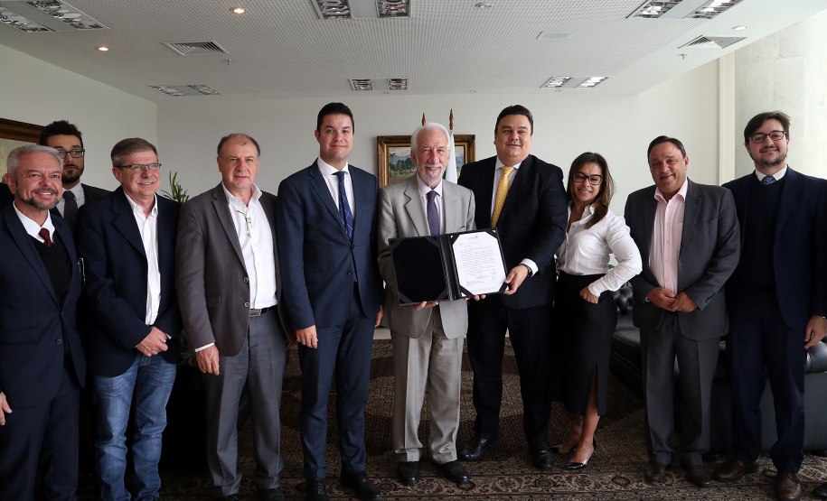 O Governo do Paraná elaborou um projeto de lei que institucionaliza o Programa de Compliance e Integridade na administração pública estadual. A mensagem foi entregue nesta terça-feira (12) ao deputado Hussein Bakri, líder do governo, que encaminhará a proposta na Assembleia Legislativa.  -  Curitiba, 12/03/2019  -  Foto: Gilson Abreu/ANPr