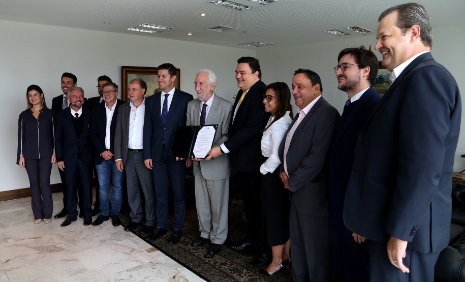 O Governo do Paraná elaborou um projeto de lei que institucionaliza o Programa de Compliance e Integridade na administração pública estadual. A mensagem foi entregue nesta terça-feira (12) ao deputado Hussein Bakri, líder do governo, que encaminhará a proposta na Assembleia Legislativa.  -  Curitiba, 12/03/2019  -  Foto: Gilson Abreu/ANPr