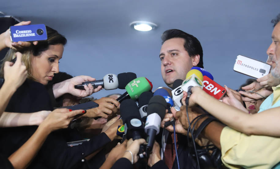 O governador Carlos Massa Ratinho Junior anunciou nesta terça-feira (12) que o Paraná vai fazer a gestão das obras de construção da segunda ponte entre Brasil e Paraguai, que será construída em Foz do Iguaçu. O anúncio foi feito após encontro com os presidentes Jair Bolsonaro e Mario Abdo Benítez, em Brasília.
Foto: Rodrigo Felix Leal/Arquivo ANPr