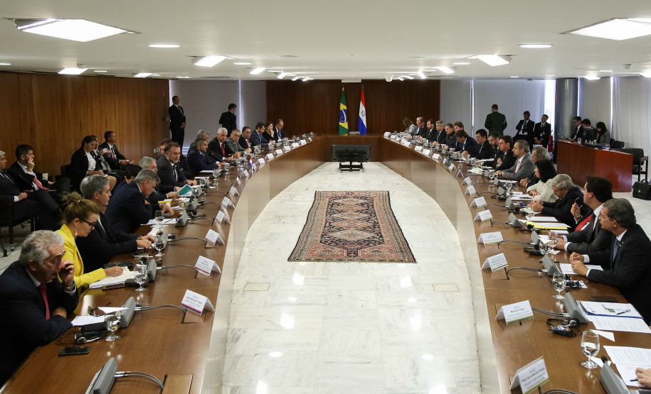 O governador Carlos Massa Ratinho Junior anunciou nesta terça-feira (12) que o Paraná vai fazer a gestão das obras de construção da segunda ponte entre Brasil e Paraguai, que será construída em Foz do Iguaçu. O anúncio foi feito após encontro com os presidentes Jair Bolsonaro e Mario Abdo Benítez, em Brasília.                                  Fotos: Marcos Corrêa/PR