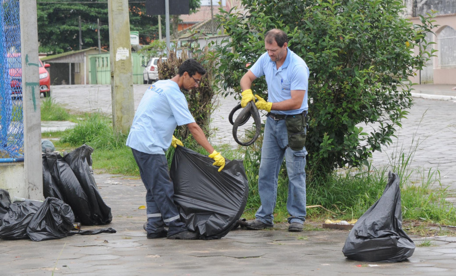 Em uma semana, os casos de dengue confirmados no Paraná passaram de 798 para 962. O secretário de Estado da Saúde, Beto Preto, lembra que o Governo do Estado, junto com os municípios, vem intensificando os trabalhos de combate ao mosquito transmissor da doença. “No entanto, reafirmamos a importância do envolvimento da população nesse trabalho”, enfatiza o secretário.