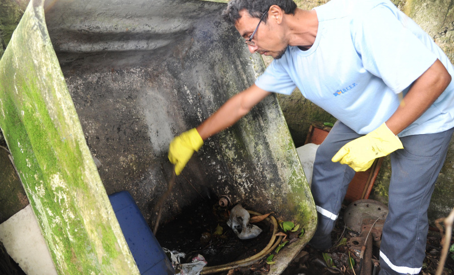 Em uma semana, os casos de dengue confirmados no Paraná passaram de 798 para 962. O secretário de Estado da Saúde, Beto Preto, lembra que o Governo do Estado, junto com os municípios, vem intensificando os trabalhos de combate ao mosquito transmissor da doença. “No entanto, reafirmamos a importância do envolvimento da população nesse trabalho”, enfatiza o secretário.Foto: Venilton Küchler/Arquivo-SESA
