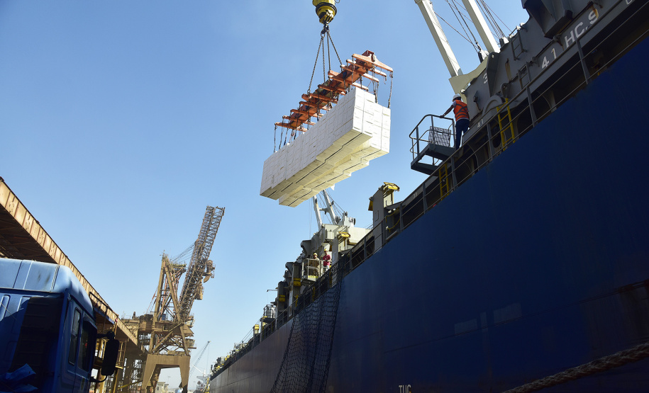 Com alta de 67,9% nas vendas para outros países no primeiro bimestre de 2019, a celulose assumiu o inédito terceiro lugar na pauta de exportações do Paraná. Conforme dados do Ministério da Economia, tabulados pelo Instituto Paranaense de Desenvolvimento Econômico e Social (Ipardes), foram negociados US$ 177,7 milhões do produto nos dois primeiros meses do ano, contra US$ 105,8 milhões em igual período de 2018 - quando era o quinto mais exportado pelo Estado. -  Foto: Ivan Bueno/Arquivo APPA