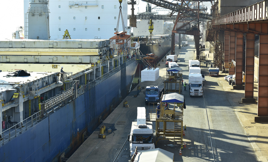 Com alta de 67,9% nas vendas para outros países no primeiro bimestre de 2019, a celulose assumiu o inédito terceiro lugar na pauta de exportações do Paraná. Conforme dados do Ministério da Economia, tabulados pelo Instituto Paranaense de Desenvolvimento Econômico e Social (Ipardes), foram negociados US$ 177,7 milhões do produto nos dois primeiros meses do ano, contra US$ 105,8 milhões em igual período de 2018 - quando era o quinto mais exportado pelo Estado. -  Foto: Ivan Bueno/Arquivo APPA