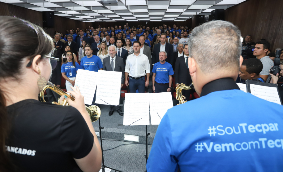 O governador Carlos Massa Ratinho Junior empossa a nova diretoria do Instituto de Tecnologia do Paraná (Tecpar). Tomam posse como diretor-presidente do Tecpar, Fabio Cammarota; diretora comercial, Danielle Portela; o diretor de Desenvolvimento Tecnológico e Inovação, Rafael Rodrigues; e diretor de Administração e Finanças, Arnaldo da Fonseca. Foto: Rodrigo Félix Leal/ANPr