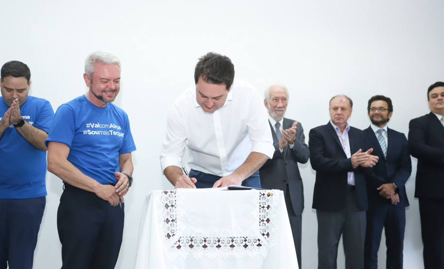 O governador Carlos Massa Ratinho Junior empossa a nova diretoria do Instituto de Tecnologia do Paraná (Tecpar). Tomam posse como diretor-presidente do Tecpar, Fabio Cammarota; diretora comercial, Danielle Portela; o diretor de Desenvolvimento Tecnológico e Inovação, Rafael Rodrigues; e diretor de Administração e Finanças, Arnaldo da Fonseca. Foto: Rodrigo Félix Leal/ANPr