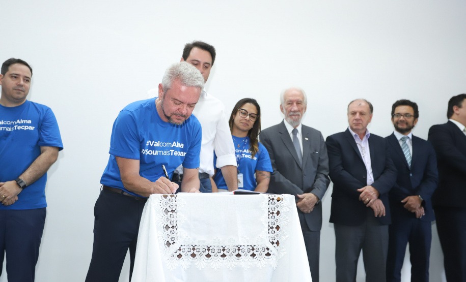 O governador Carlos Massa Ratinho Junior empossa a nova diretoria do Instituto de Tecnologia do Paraná (Tecpar). Tomam posse como diretor-presidente do Tecpar, Fabio Cammarota; diretora comercial, Danielle Portela; o diretor de Desenvolvimento Tecnológico e Inovação, Rafael Rodrigues; e diretor de Administração e Finanças, Arnaldo da Fonseca. Foto: Rodrigo Félix Leal/ANPr