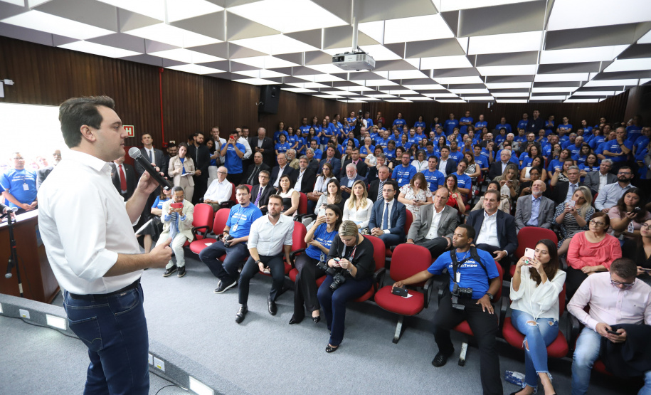 O governador Carlos Massa Ratinho Junior empossa a nova diretoria do Instituto de Tecnologia do Paraná (Tecpar). Tomam posse como diretor-presidente do Tecpar, Fabio Cammarota; diretora comercial, Danielle Portela; o diretor de Desenvolvimento Tecnológico e Inovação, Rafael Rodrigues; e diretor de Administração e Finanças, Arnaldo da Fonseca. Foto: Rodrigo Félix Leal/ANPr