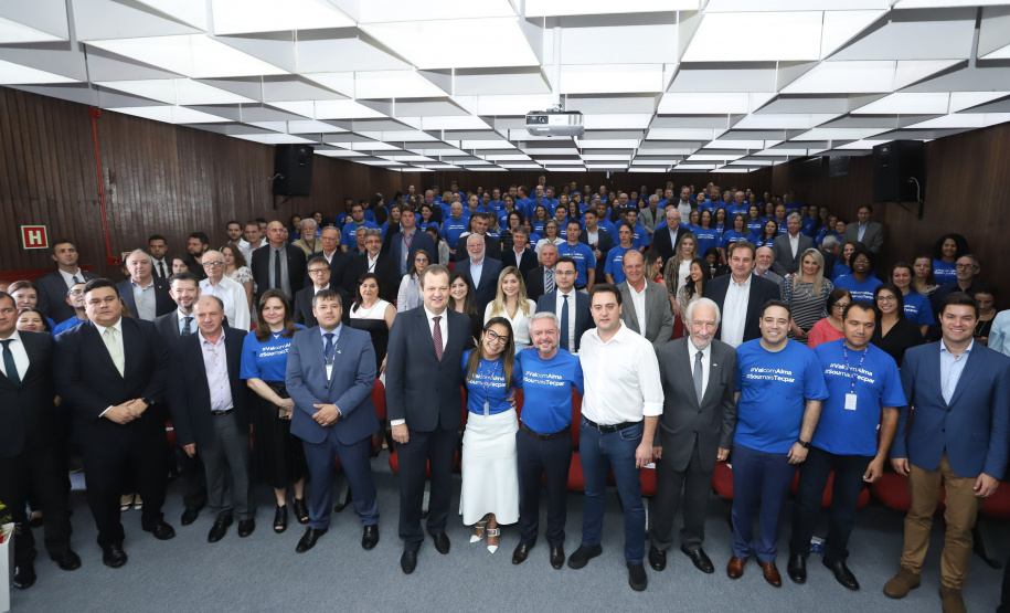 O governador Carlos Massa Ratinho Junior empossa a nova diretoria do Instituto de Tecnologia do Paraná (Tecpar). Tomam posse como diretor-presidente do Tecpar, Fabio Cammarota; diretora comercial, Danielle Portela; o diretor de Desenvolvimento Tecnológico e Inovação, Rafael Rodrigues; e diretor de Administração e Finanças, Arnaldo da Fonseca. Foto: Rodrigo Félix Leal/ANPr