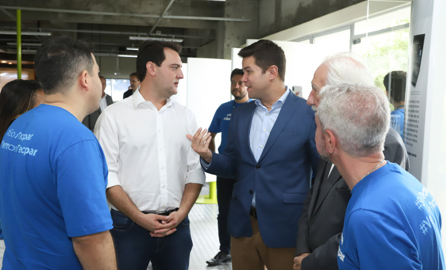 O governador Carlos Massa Ratinho Junior empossa a nova diretoria do Instituto de Tecnologia do Paraná (Tecpar). Tomam posse como diretor-presidente do Tecpar, Fabio Cammarota; diretora comercial, Danielle Portela; o diretor de Desenvolvimento Tecnológico e Inovação, Rafael Rodrigues; e diretor de Administração e Finanças, Arnaldo da Fonseca. Foto: Rodrigo Félix Leal/ANPr