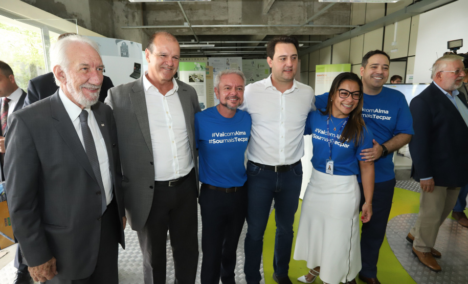O governador Carlos Massa Ratinho Junior empossa a nova diretoria do Instituto de Tecnologia do Paraná (Tecpar). Tomam posse como diretor-presidente do Tecpar, Fabio Cammarota; diretora comercial, Danielle Portela; o diretor de Desenvolvimento Tecnológico e Inovação, Rafael Rodrigues; e diretor de Administração e Finanças, Arnaldo da Fonseca. Foto: Rodrigo Félix Leal/ANPr
