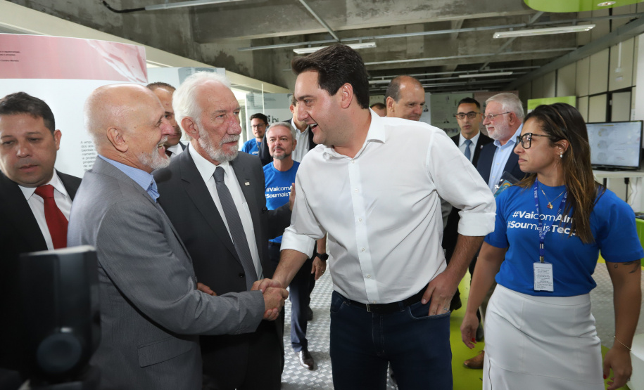 O governador Carlos Massa Ratinho Junior empossa a nova diretoria do Instituto de Tecnologia do Paraná (Tecpar). Tomam posse como diretor-presidente do Tecpar, Fabio Cammarota; diretora comercial, Danielle Portela; o diretor de Desenvolvimento Tecnológico e Inovação, Rafael Rodrigues; e diretor de Administração e Finanças, Arnaldo da Fonseca. Foto: Rodrigo Félix Leal/ANPr