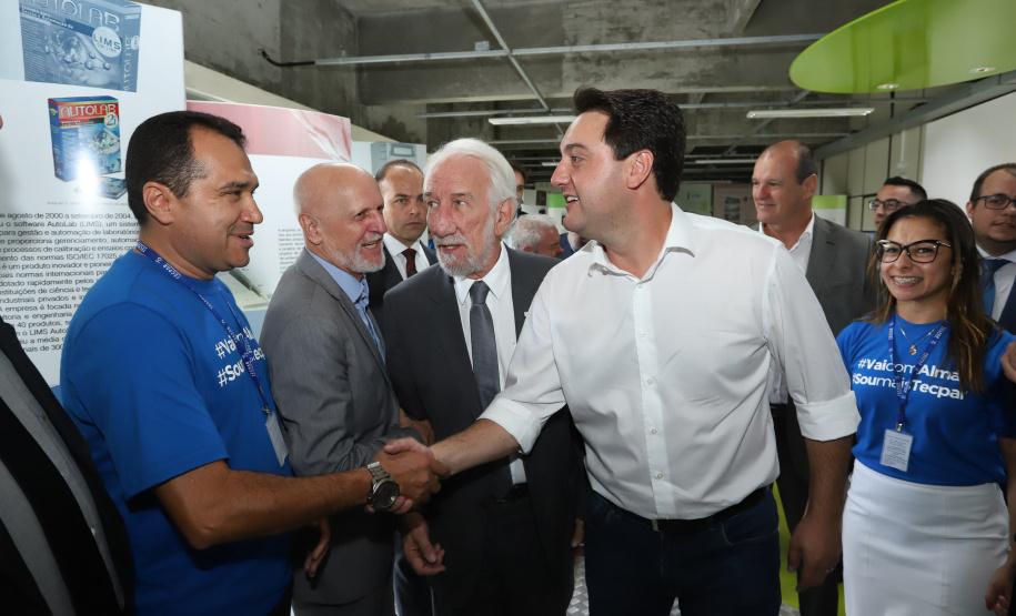 O governador Carlos Massa Ratinho Junior empossa a nova diretoria do Instituto de Tecnologia do Paraná (Tecpar). Tomam posse como diretor-presidente do Tecpar, Fabio Cammarota; diretora comercial, Danielle Portela; o diretor de Desenvolvimento Tecnológico e Inovação, Rafael Rodrigues; e diretor de Administração e Finanças, Arnaldo da Fonseca. Foto: Rodrigo Félix Leal/ANPr