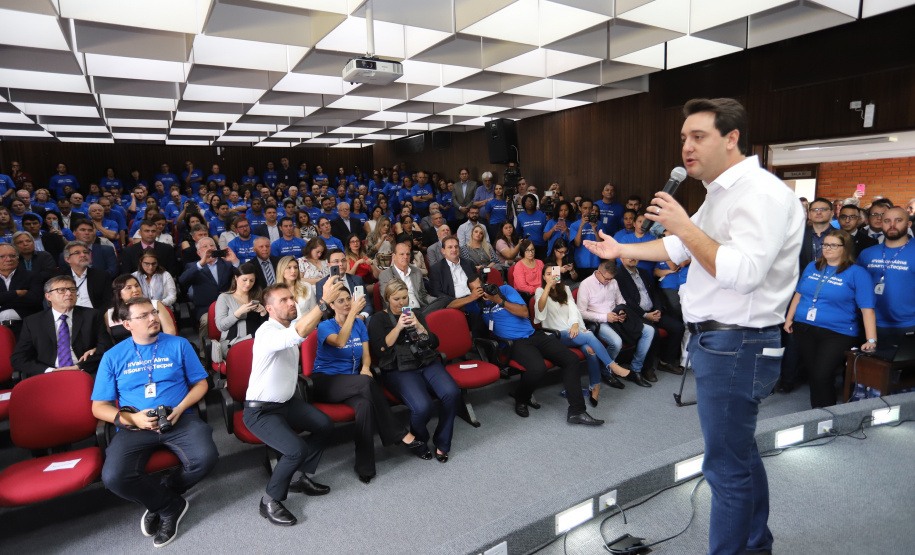O governador Carlos Massa Ratinho Junior empossa a nova diretoria do Instituto de Tecnologia do Paraná (Tecpar). Tomam posse como diretor-presidente do Tecpar, Fabio Cammarota; diretora comercial, Danielle Portela; o diretor de Desenvolvimento Tecnológico e Inovação, Rafael Rodrigues; e diretor de Administração e Finanças, Arnaldo da Fonseca. Foto: José Fernando Ogura/ANPr