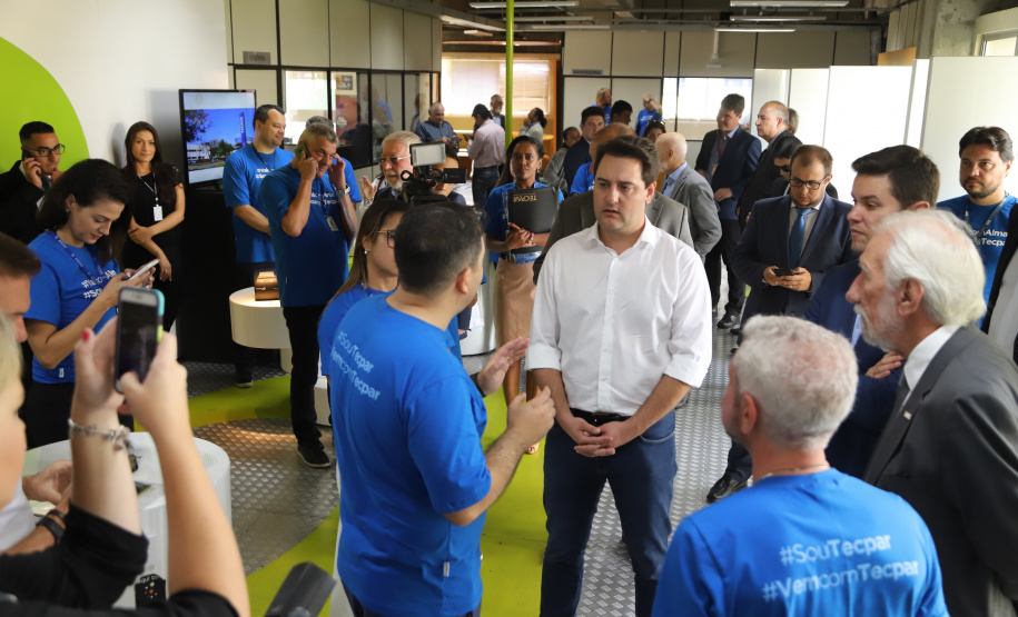 O governador Carlos Massa Ratinho Junior empossa a nova diretoria do Instituto de Tecnologia do Paraná (Tecpar). Tomam posse como diretor-presidente do Tecpar, Fabio Cammarota; diretora comercial, Danielle Portela; o diretor de Desenvolvimento Tecnológico e Inovação, Rafael Rodrigues; e diretor de Administração e Finanças, Arnaldo da Fonseca. Foto: José Fernando Ogura/ANPr