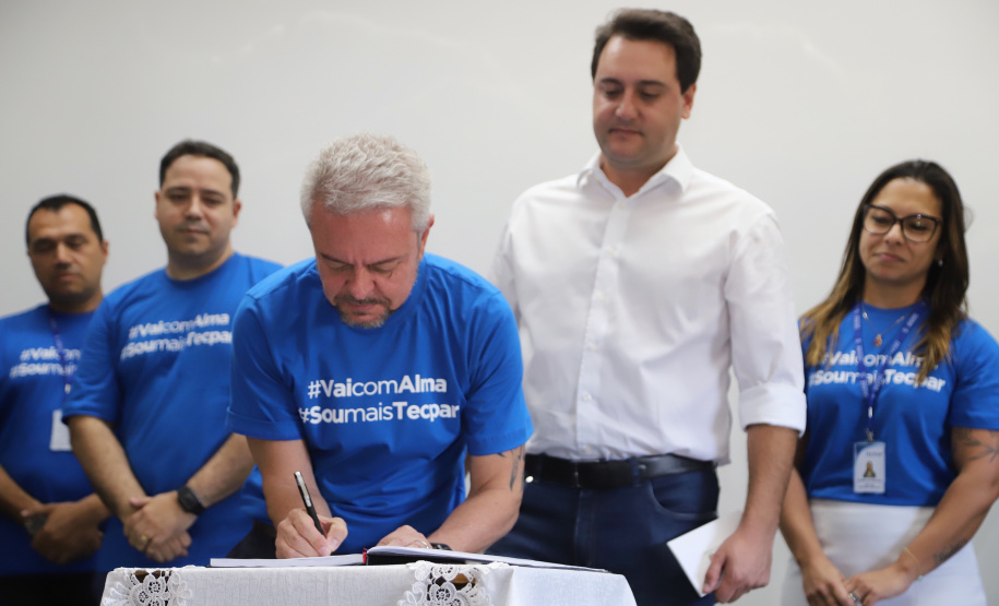 O governador Carlos Massa Ratinho Junior empossa a nova diretoria do Instituto de Tecnologia do Paraná (Tecpar). Tomam posse como diretor-presidente do Tecpar, Fabio Cammarota; diretora comercial, Danielle Portela; o diretor de Desenvolvimento Tecnológico e Inovação, Rafael Rodrigues; e diretor de Administração e Finanças, Arnaldo da Fonseca. Foto: José Fernando Ogura/ANPr