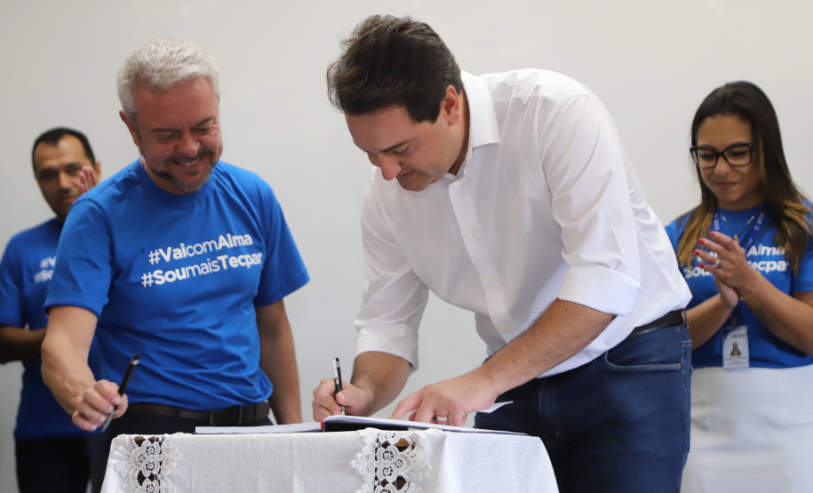 O governador Carlos Massa Ratinho Junior empossa a nova diretoria do Instituto de Tecnologia do Paraná (Tecpar). Tomam posse como diretor-presidente do Tecpar, Fabio Cammarota; diretora comercial, Danielle Portela; o diretor de Desenvolvimento Tecnológico e Inovação, Rafael Rodrigues; e diretor de Administração e Finanças, Arnaldo da Fonseca. Foto: José Fernando Ogura/ANPr