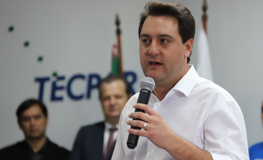 O governador Carlos Massa Ratinho Junior empossa a nova diretoria do Instituto de Tecnologia do Paraná (Tecpar). Tomam posse como diretor-presidente do Tecpar, Fabio Cammarota; diretora comercial, Danielle Portela; o diretor de Desenvolvimento Tecnológico e Inovação, Rafael Rodrigues; e diretor de Administração e Finanças, Arnaldo da Fonseca. Foto: José Fernando Ogura/ANPr